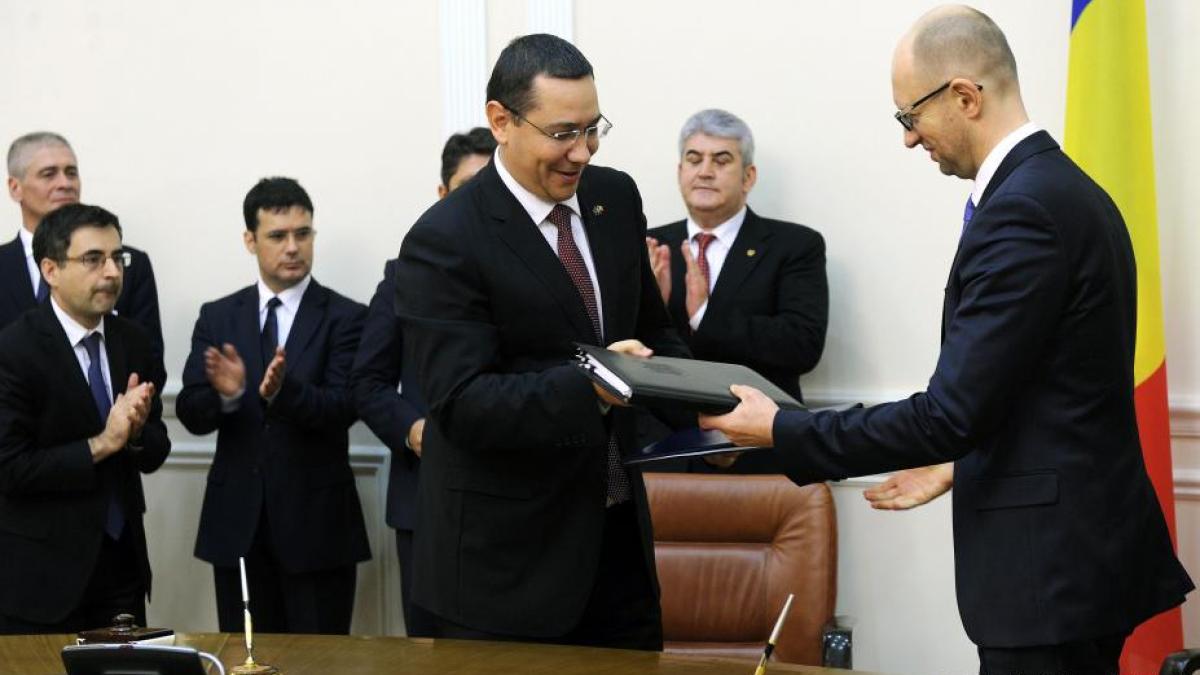 victor ponta si arseni iateniuk au semnat acordul privind micul trafic la frontiera
