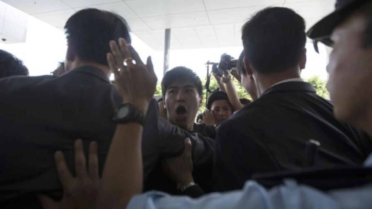 protestatarii din hong kong s au luat la bataie cu sustinatorii regimului de la beijing