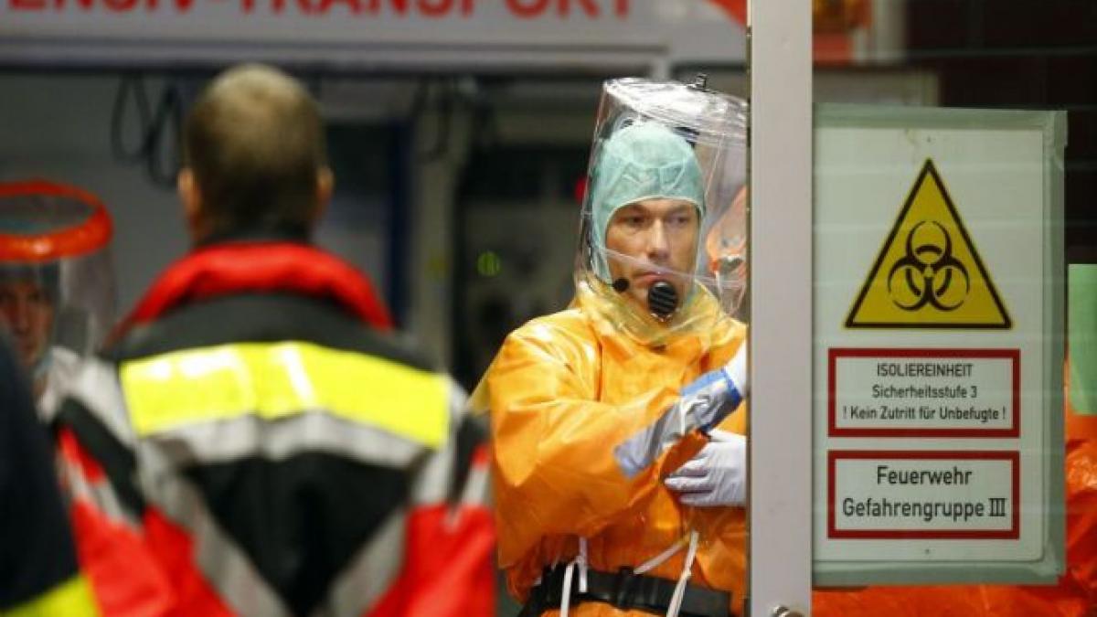 un medic infectat cu ebola in sierra leone a ajuns in germania pentru tratament