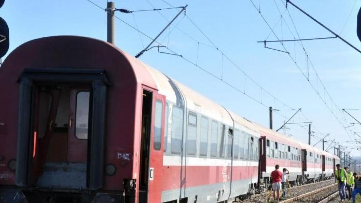 un tren de calatori a fost aruncat de pe sine dupa ce a fost lovit de o masina