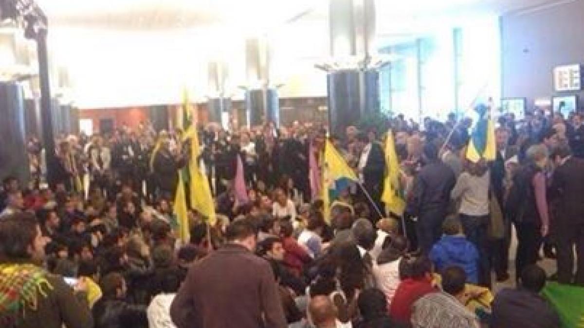 activitatea parlamentului european blocata dupa ce zeci de tineri kurzi au fortat cordonul de
