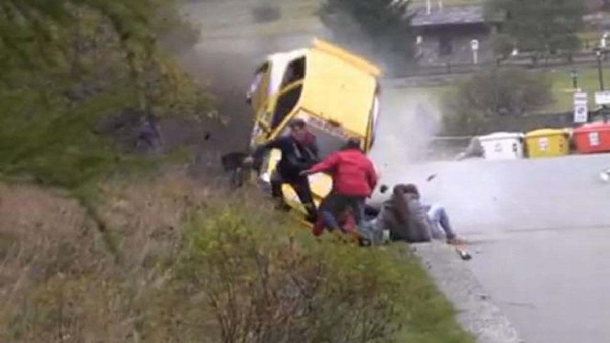 spectatorii unui raliu si au vazut moartea cu ochii miraculos nimeni nu a fost ranit video