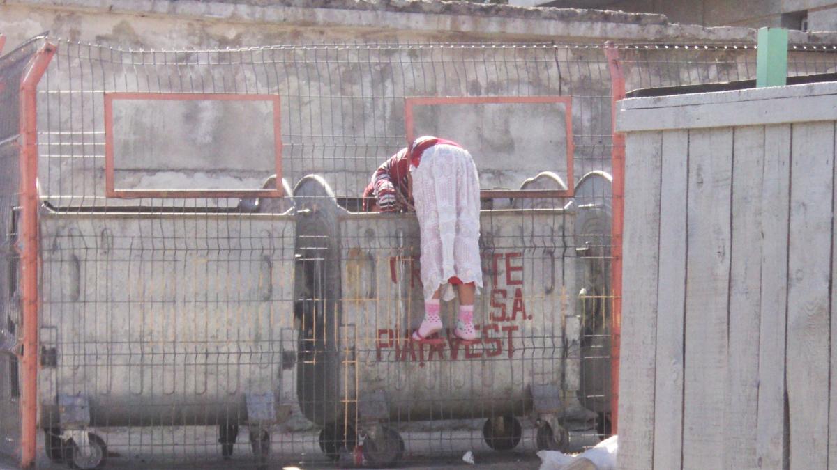 un oradean credea ca a facut descoperirea vietii lui am gasit 350 000 de euro intr un tomberon apoi