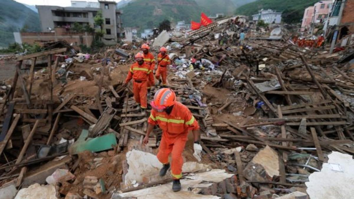 cutremur puternic in china 300 de persoane au fost ranite de cladirile prabusite