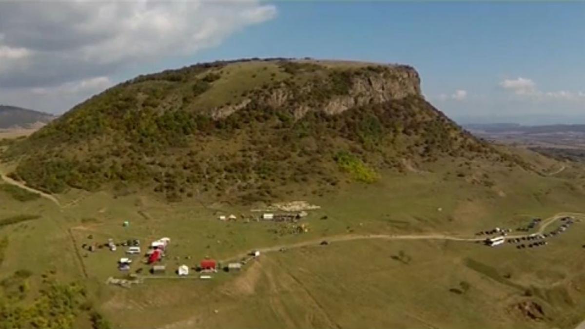 romania la inaltime magura uroiului un monument al naturii atat din punct de vedere geologic cat si