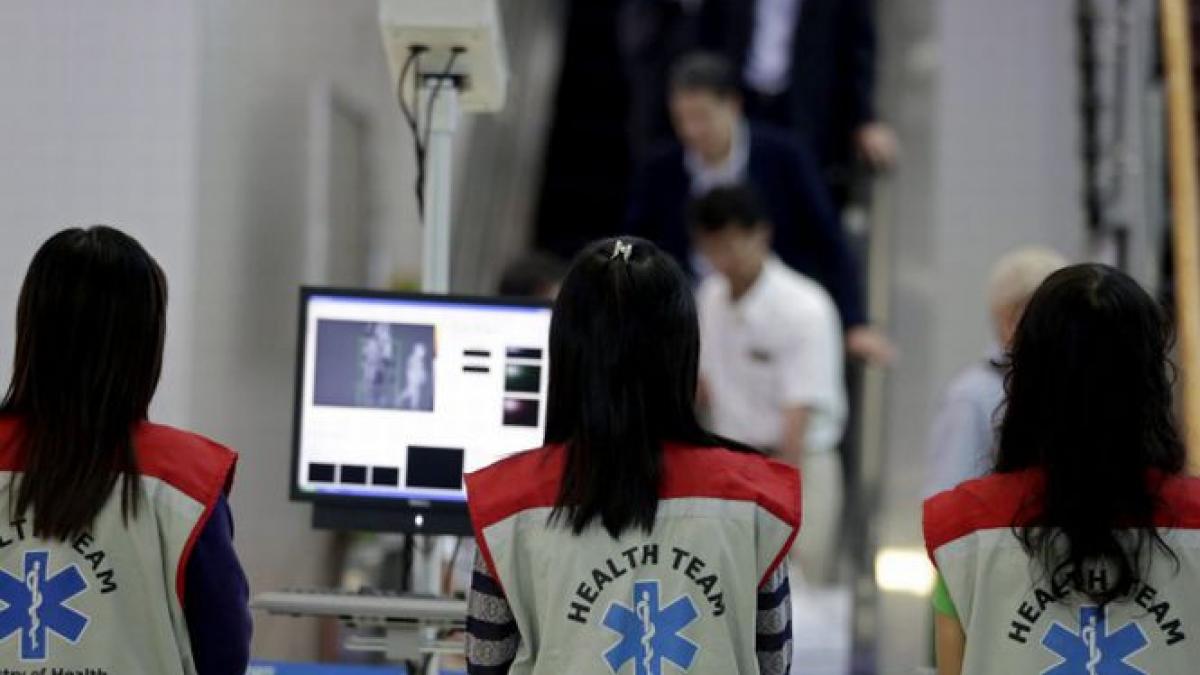 masuri pentru depistarea pasagerilor bolnavi de ebola in aeroporturile si garile din marea britanie