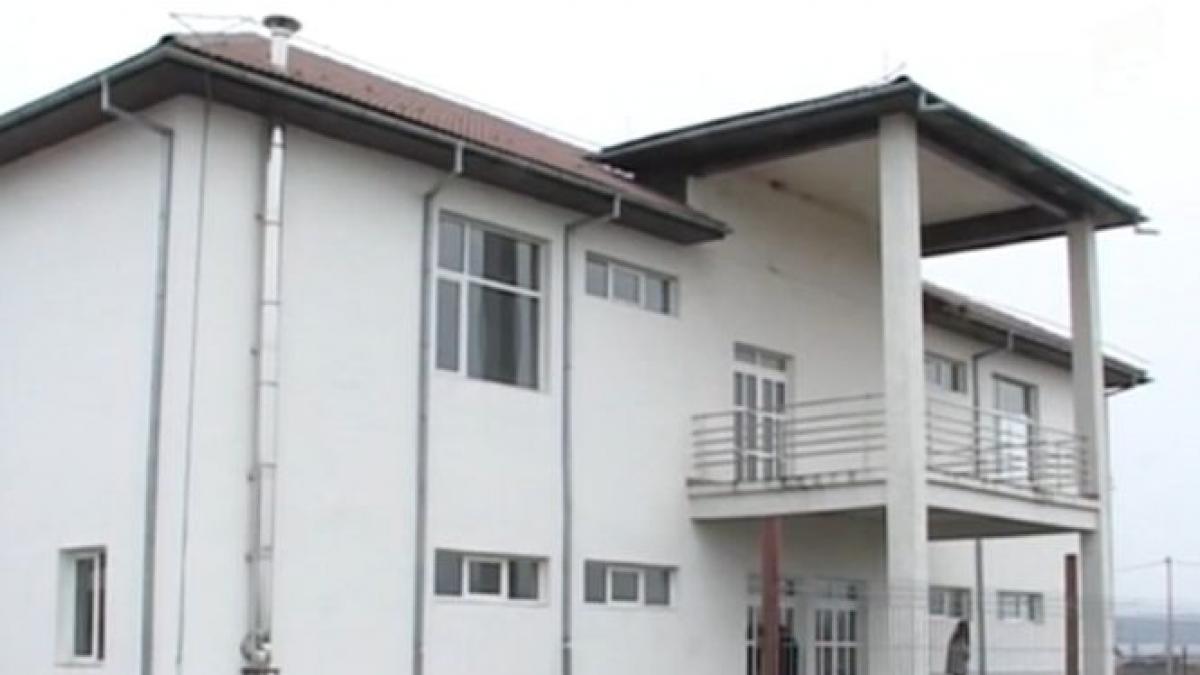 ca la noi la nimeni o scoala noua de 2 milioane de euro zace cu lacatul pe ea de sapte ani