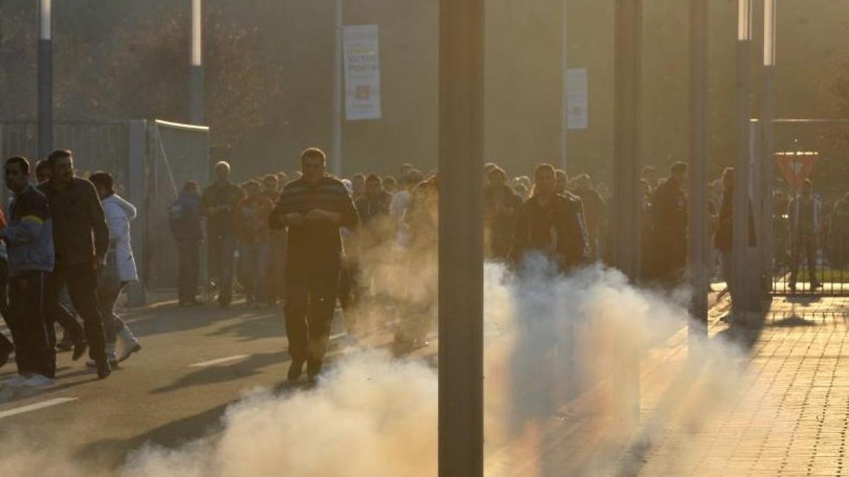jandarmii au folosit gaze lacrimogene si au evacuat o parte a fanilor romani