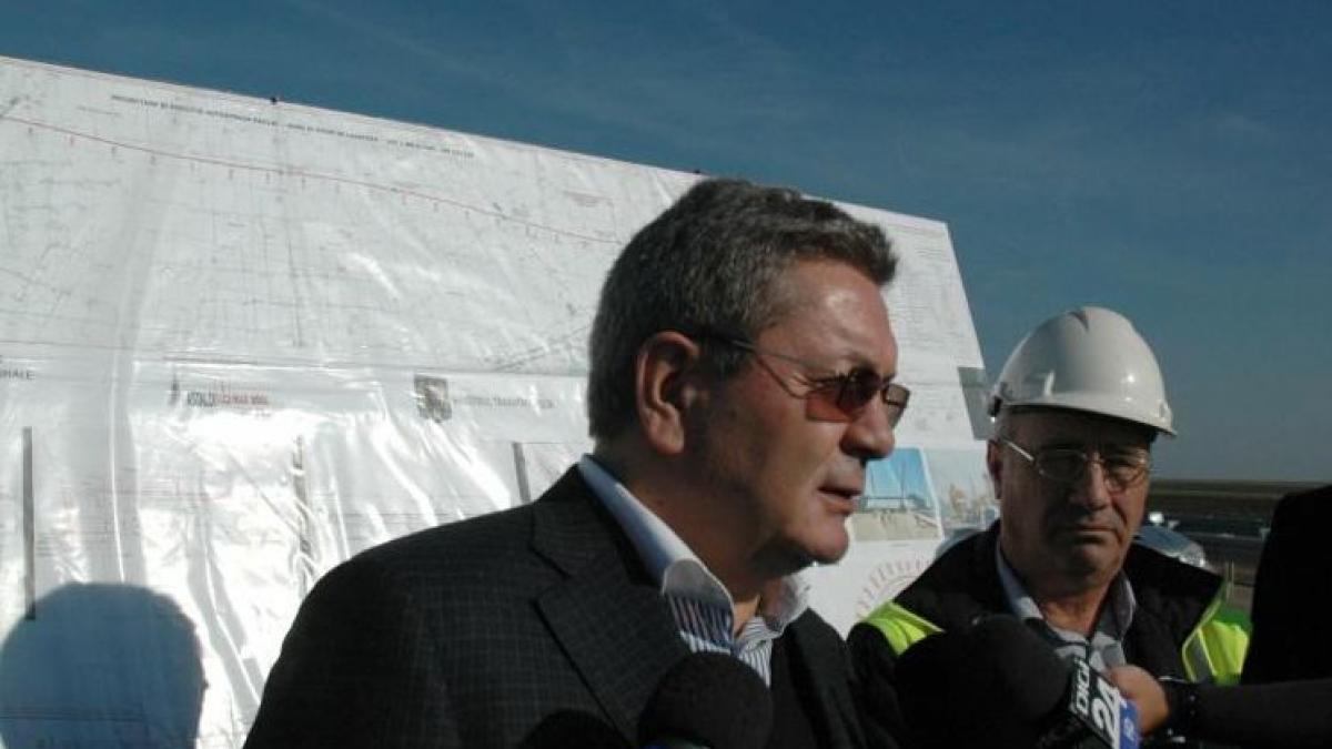 ministrul transporturilor verifica stadiul lucrarilor la autostrazi din elicopter