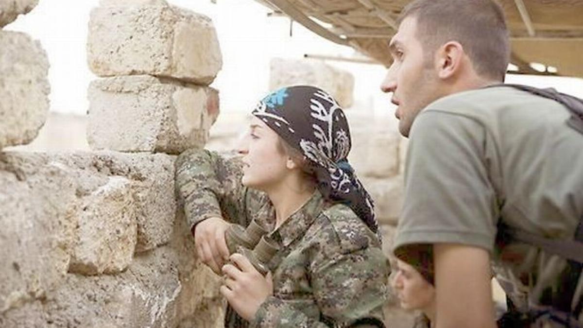 este cultivata inteligenta si flegmatica femeia care ii conduce pe combatantii kurzi in batalia