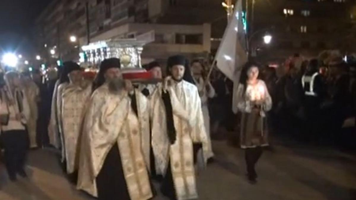 moment istoric la iasi moastele sfantului constantin brancoveanu langa racla sfintei parascheva