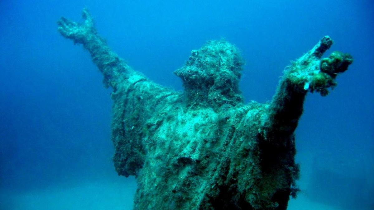 scafandrii au gasit o comoara uriasa in adancuri este atat de veche dar s a pastrat intacta