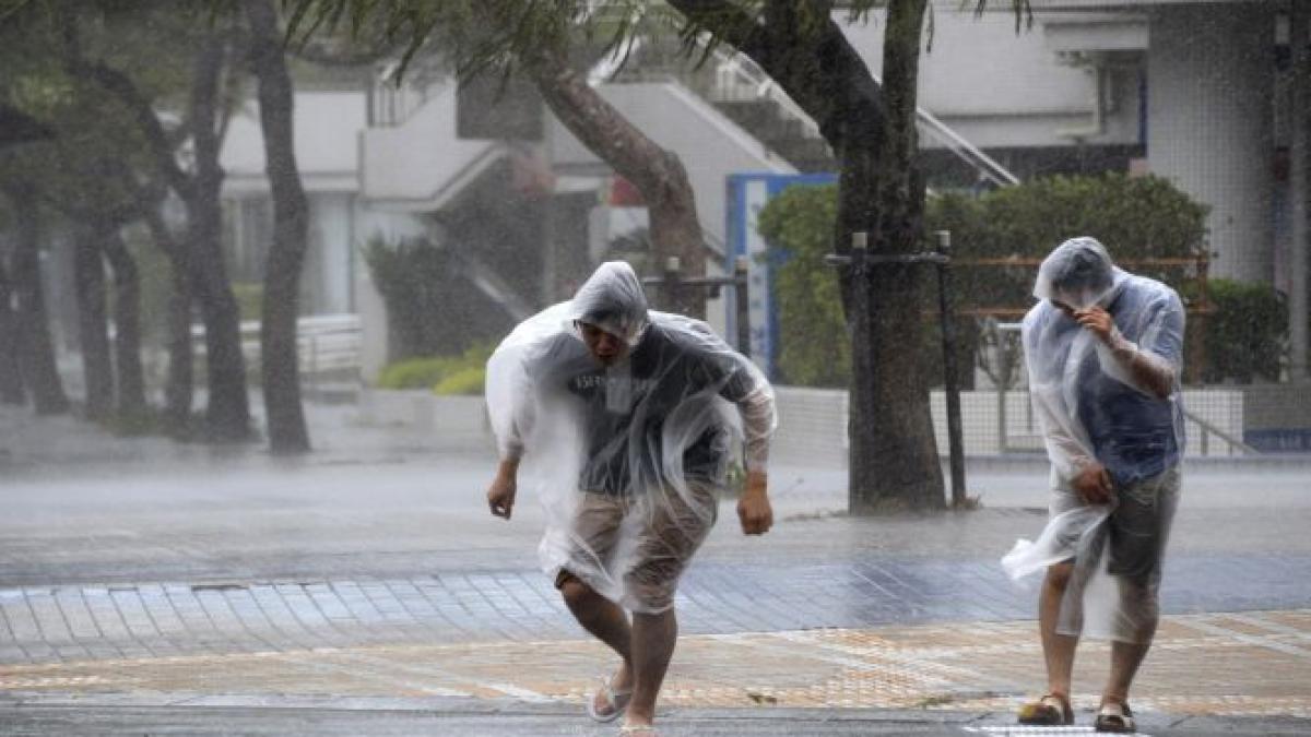 taifunul vongfong face ravagii in japonia 2 oameni au murit si aproape 100 au fost raniti