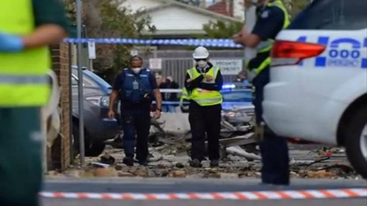 un avion de mici dimensiuni s a prabusit peste o casa din melbourne video