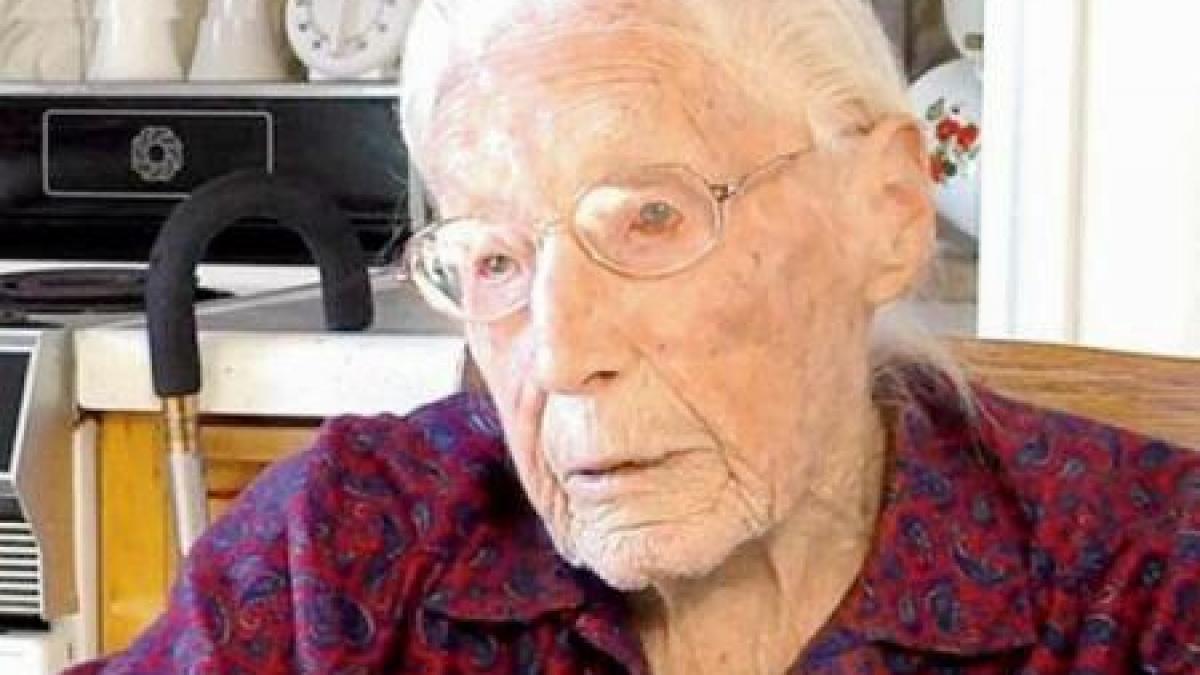 are 114 ani dar a mintit asupra varstei sa isi faca un cont pe facebook ce voia bunicuta sa vada