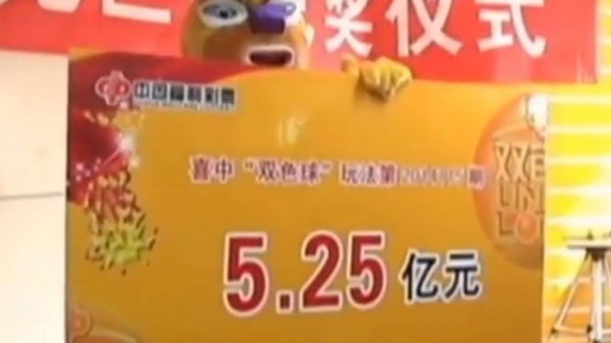 costumat in ursulet un chinez s a dus mandru sa si ridice premiul castigat la loterie