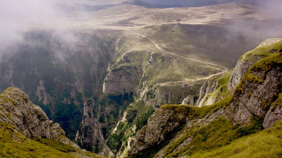 taxe pentru traseele din muntii bucegi turistii nevoiti sa plateasca 5 lei pentru un bilet