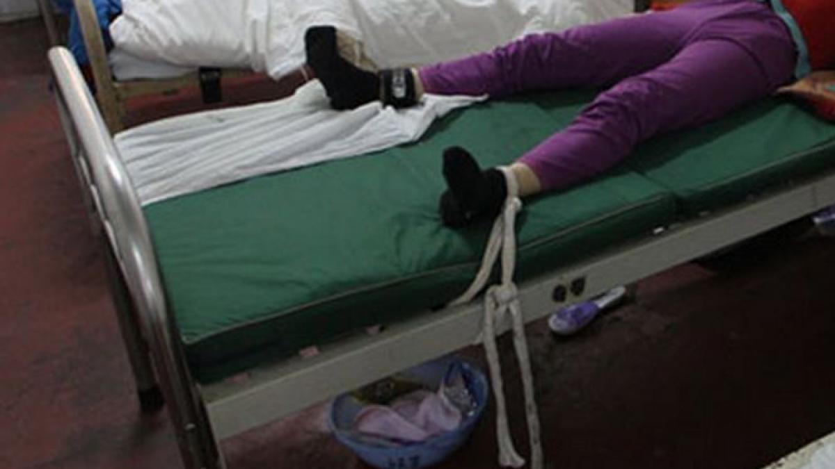 acuzatii grave la spitalul judetean din craiova o femeie sustine ca si a gasit mama legata de un pat