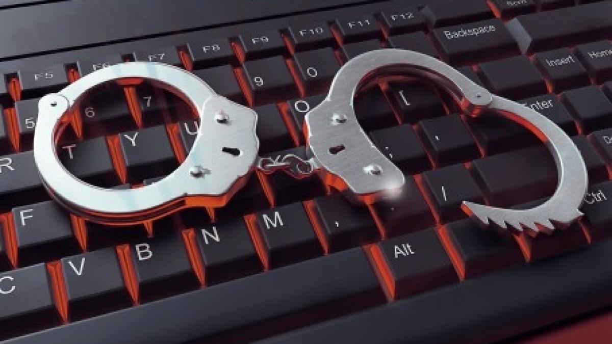 cei doi romani dati in urmarire generala pentru frauda online in sua au fost prinsi risca 50 de ani