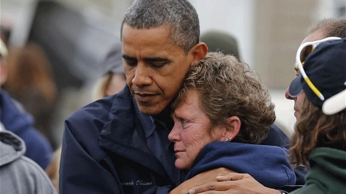 presedintele aproape de oamenii sai as strange mana as imbratisa obama lupta alaturi de americani