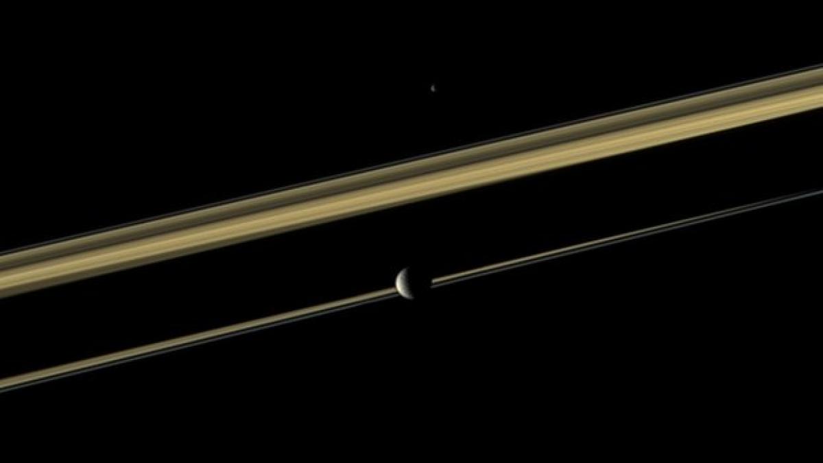 satelitul saturnian mimas ar putea adaposti in adancuri un ocean propice vietii