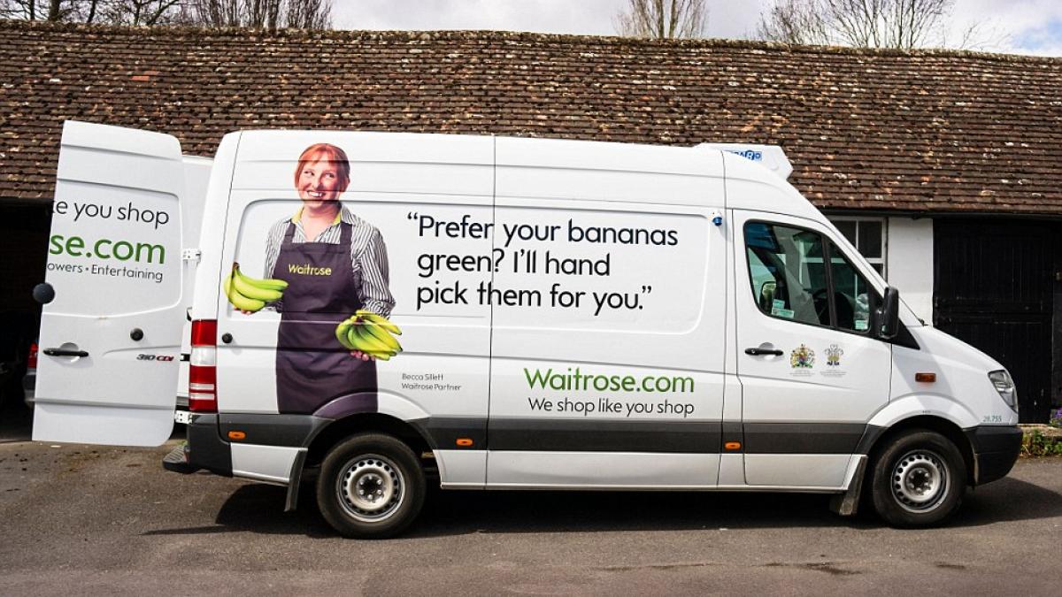 o familie din marea britanie a comandat online o cutie de banane dar a primit la pachet una dintre