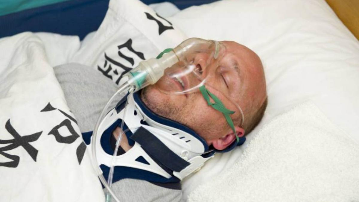 au instalat o camera de luat vederi chiar deasupra patului acestui barbat aflat in coma medicii au