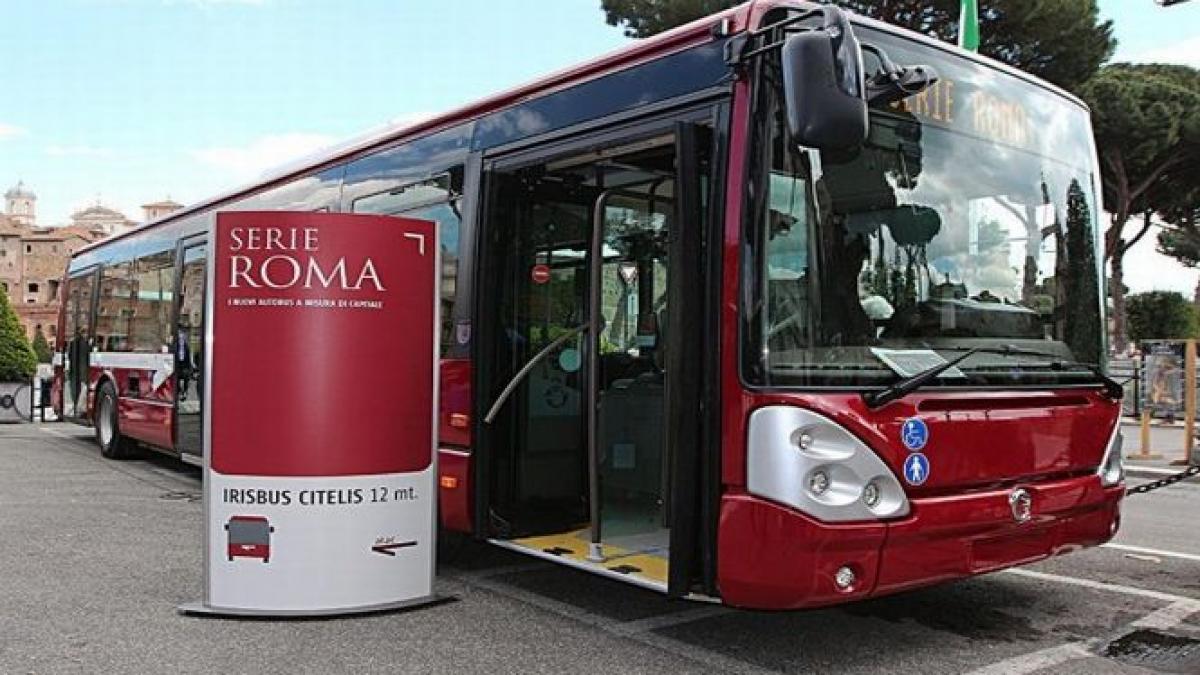 isterie totala la roma o femeie de culoare a fost batuta fiind suspectata de ebola