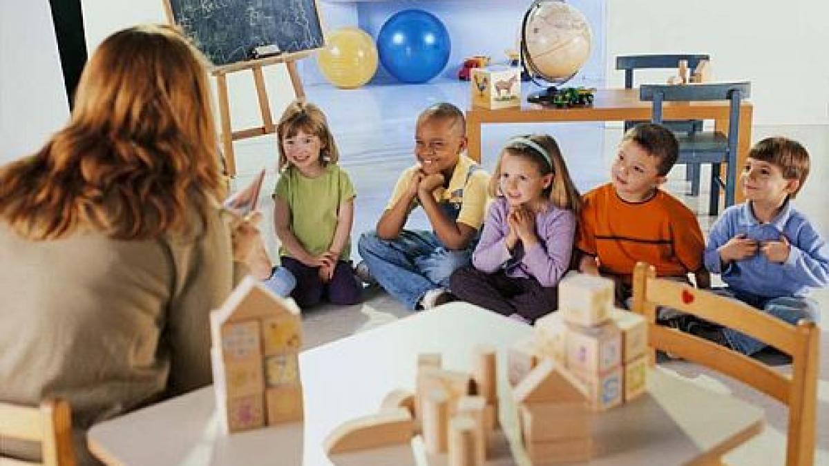 sute de fotografii a mii de copii de gradinita postate pe un site obscur de pe internet fara