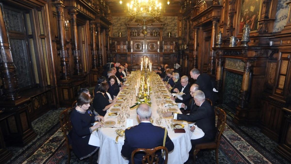 ceremonie regala la castelul peles principesa margareta a decorat mai multe personalitati ale