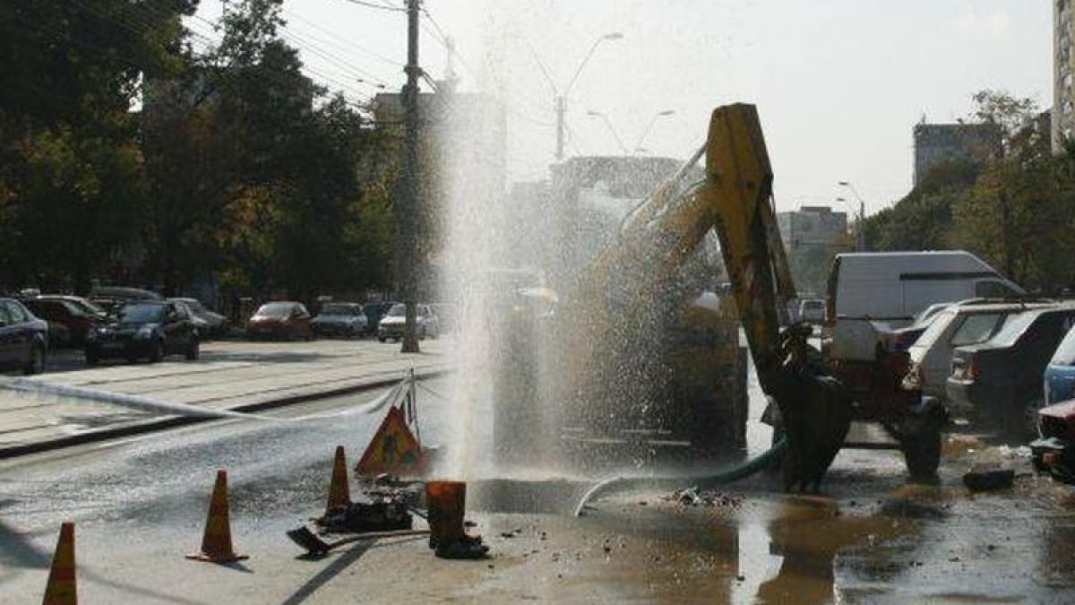 romania lui dorel a inundat o strada intreaga dupa ce a intrat cu excavatorul intr o conducta de
