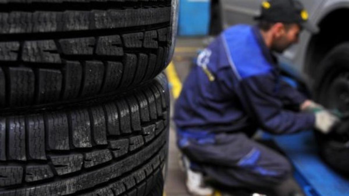 service urile auto pline de soferi care s au apucat sa isi echipeze masinile pentru iarna