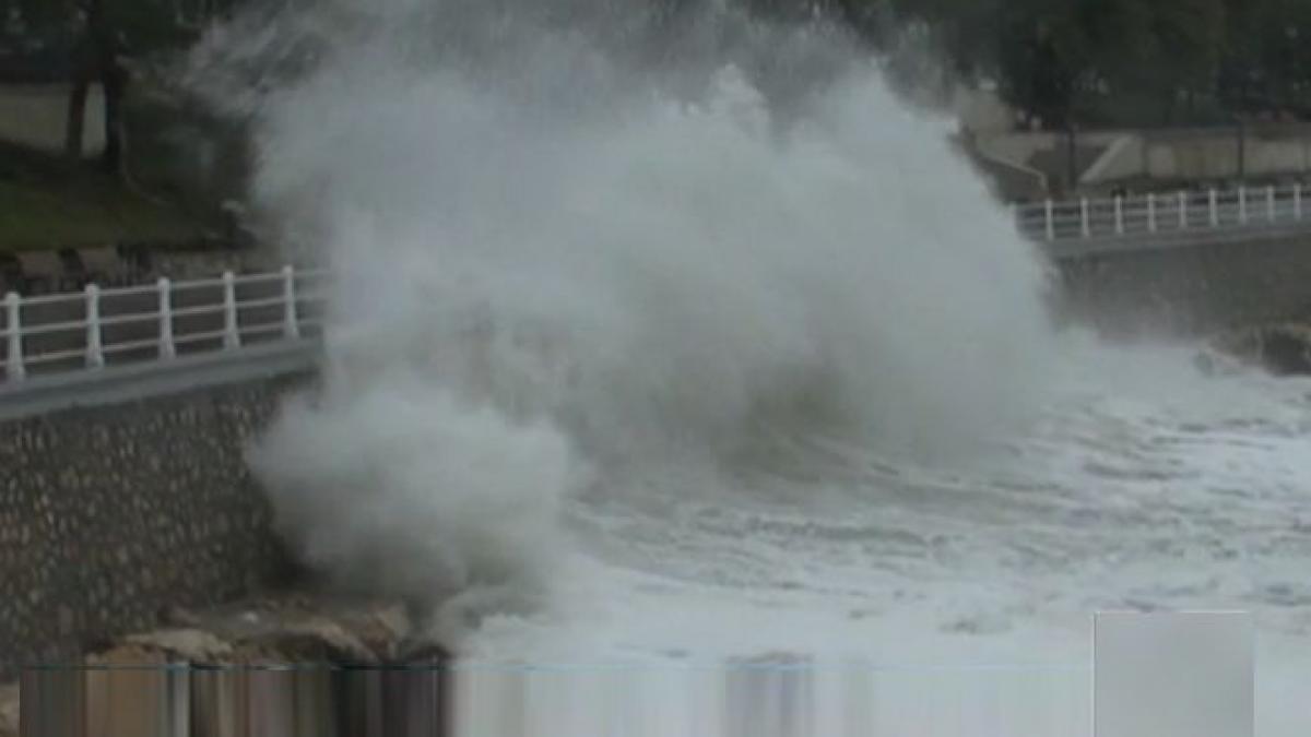 furtuna spectaculoasa pe mare la constanta valurile au atins sase metri inaltime