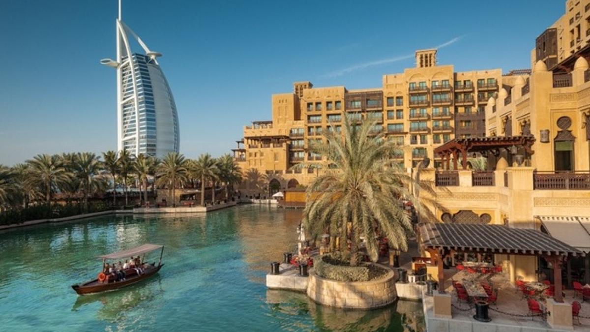 arta si istorie intr un cadru luxuriant