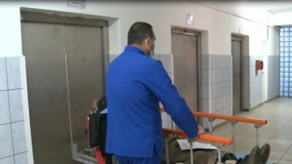 un brancardier de la spitalul saveni din botosani luat la bataie de rudele unui pacient barbatul
