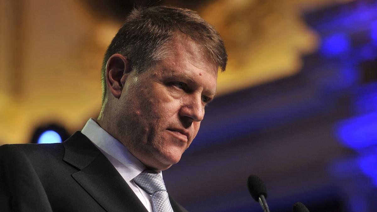 klaus iohannis sustinut de oamenii regimului basescu