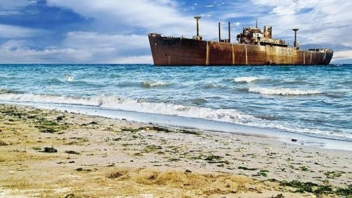 simbolul statiunii costinesti distrus de vant epava evanghelia rupta de furtuna de pe mare