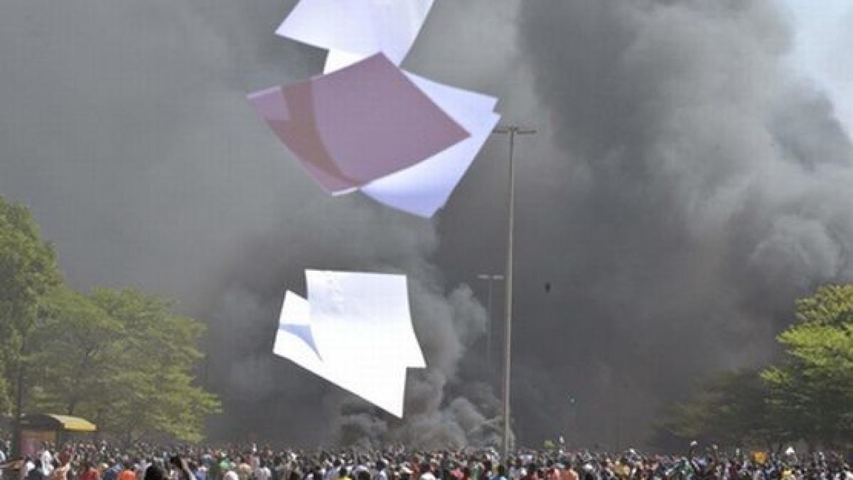 cladirea parlamentului din burkina faso in flacari oamenii sunt furiosi pe planurile actualului