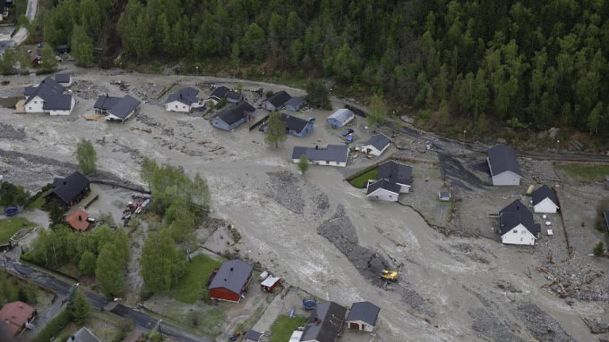 meteorologii au anuntat cod rosu de inundatii dar autoritatile nu le au spus oamenilor de pericol