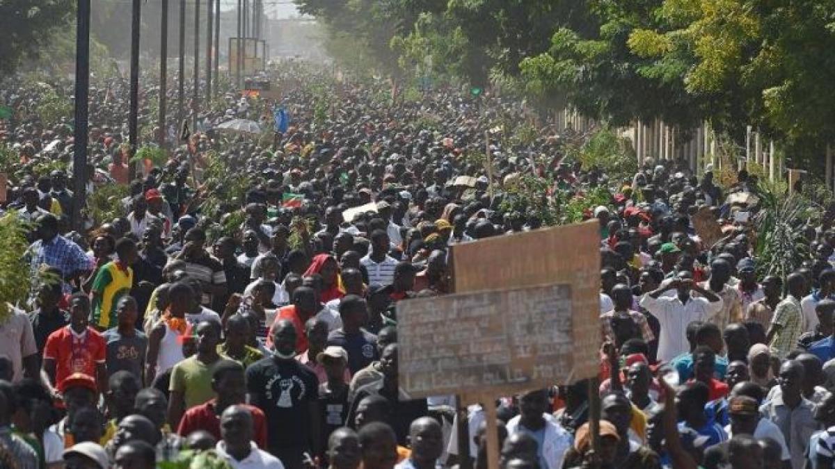 mii de protestatari au patruns cu forta in parlamentul din burkina faso