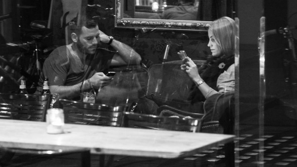 moartea conversatiei telefonul mobil obsesia care ne distruge relatiile