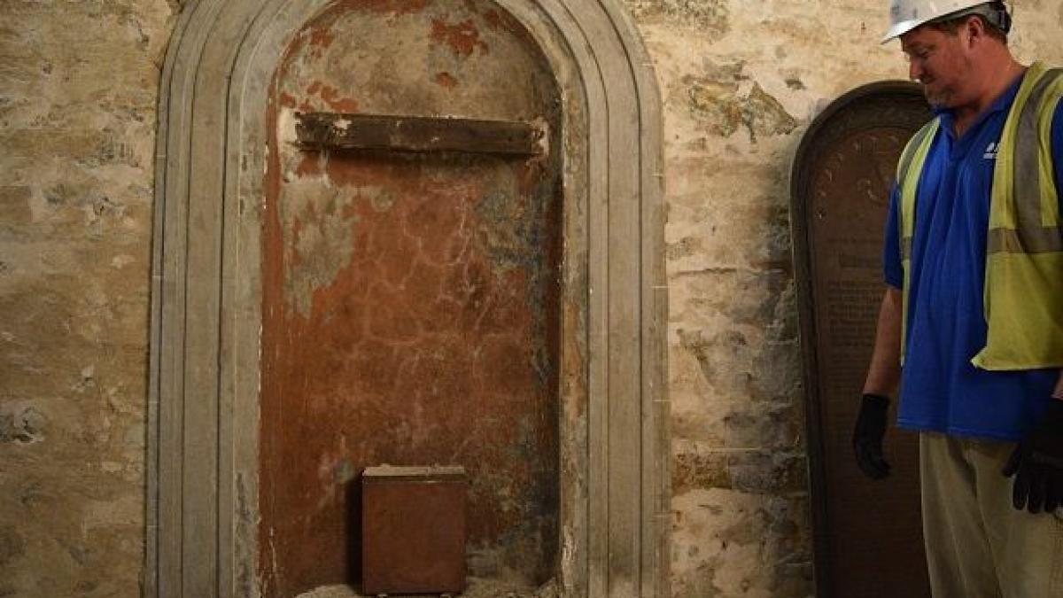 o capsula a timpului a fost descoperita in zidul unui monument din sua continutul ei ar putea