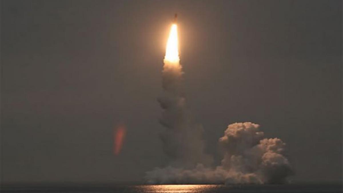 rusia isi incordeaza muschii nucleari o racheta bulava a fost lansata de un submarin invizibil video
