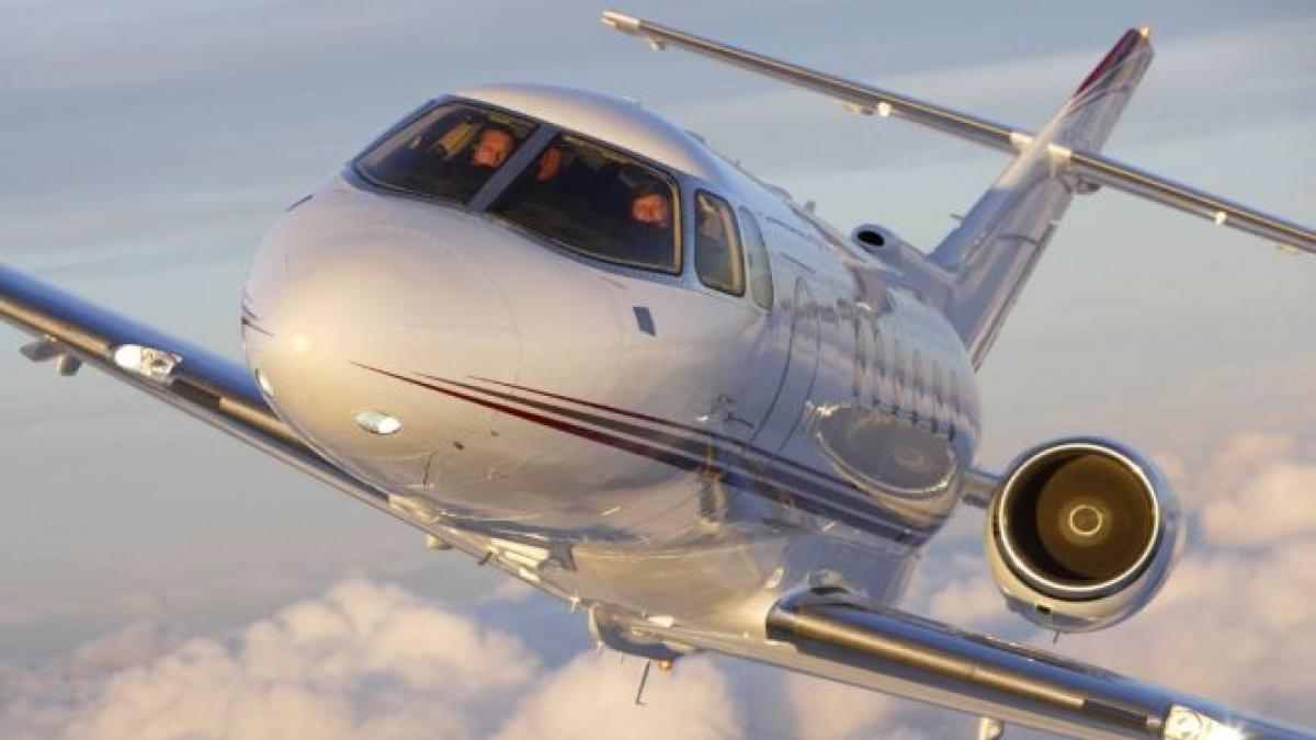 un avion de pasageri s a prabusit peste cladirea aeroportului din wichita cel putin 2 oameni au