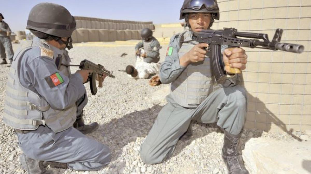 agentii de securitate afgani isi vand armele si uniformele talibanilor nu si au mai primit