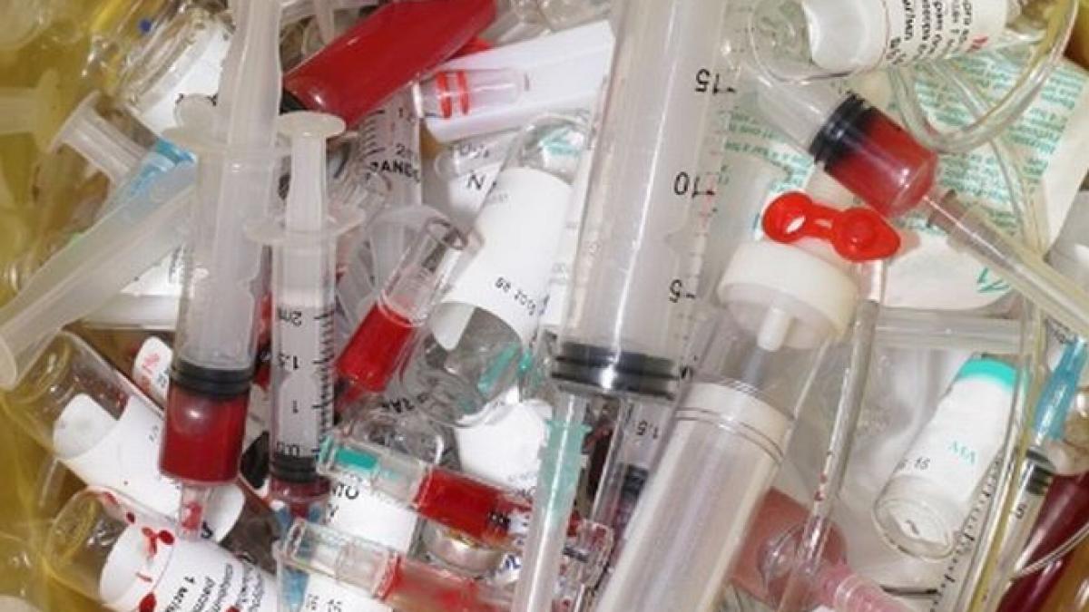 deseuri medicale abandonate in apropiere de piata victoriei ace folosite si fiole pline cu sange pe