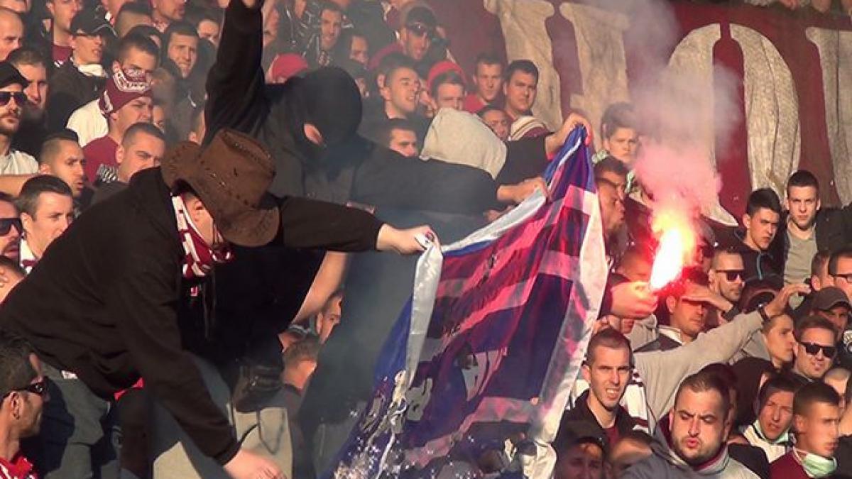 tortele celor de fk sarajevo au aprins terenul meciul a fost intrerupt din cauza violentelor