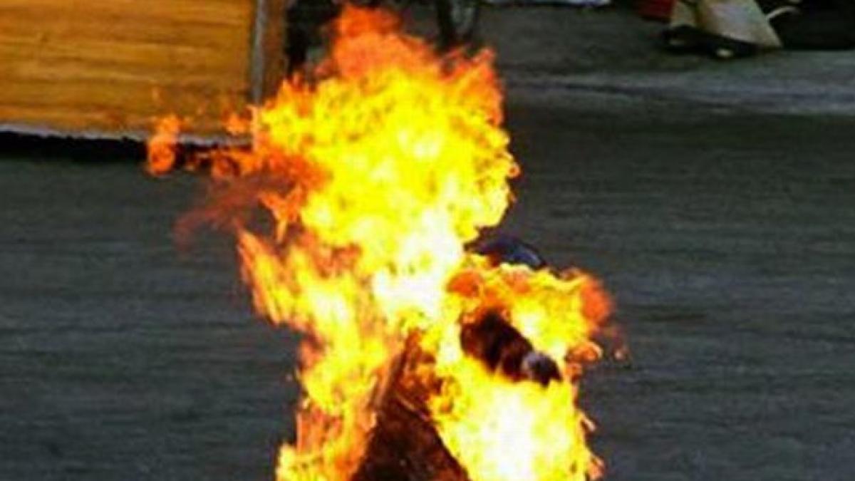 protest extrem fata de saracia si coruptia din bulgaria un barbat si a dat foc