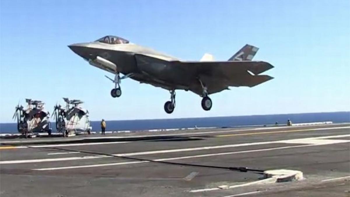 punct de referinta pentru us navy avionul f 35c a aterizat cu succes pe puntea unui portavion video