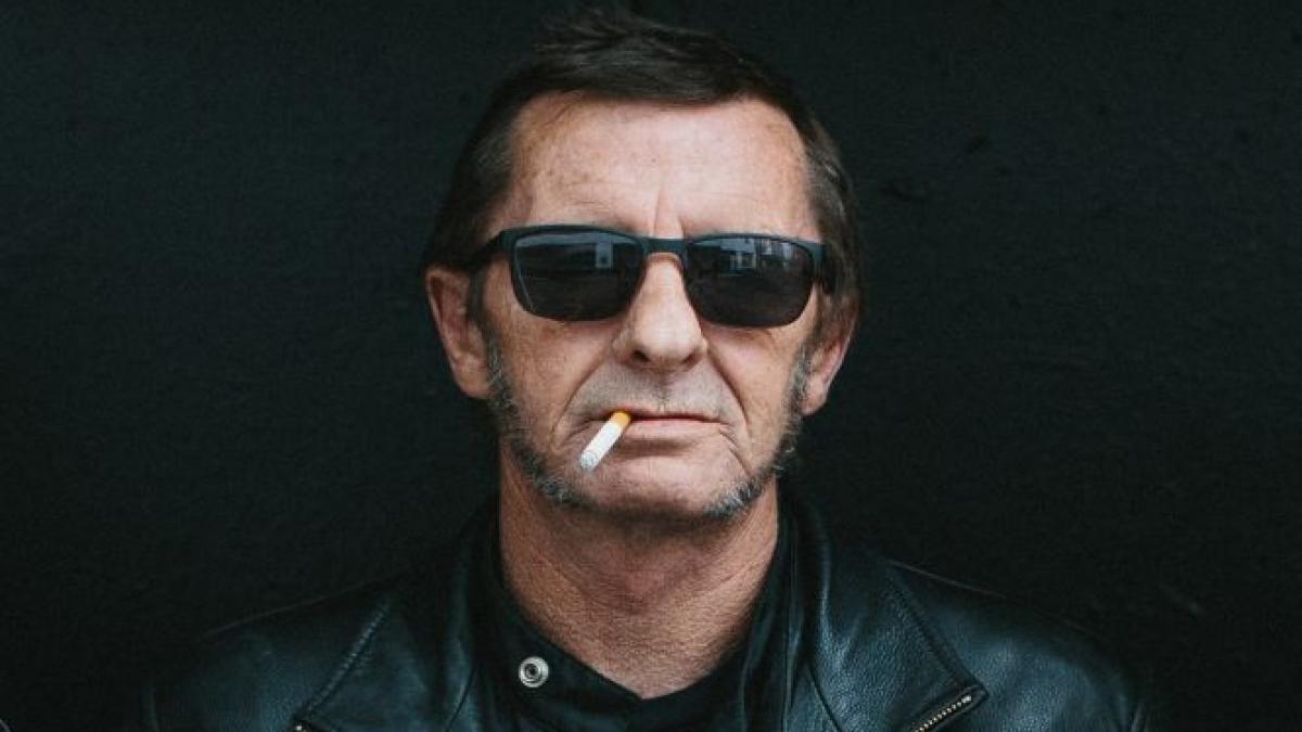 tobosarul trupei ac dc phil rudd a fost acuzat de dubla tentativa de omor